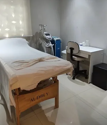 Sala de atendimento com maca e equipamentos