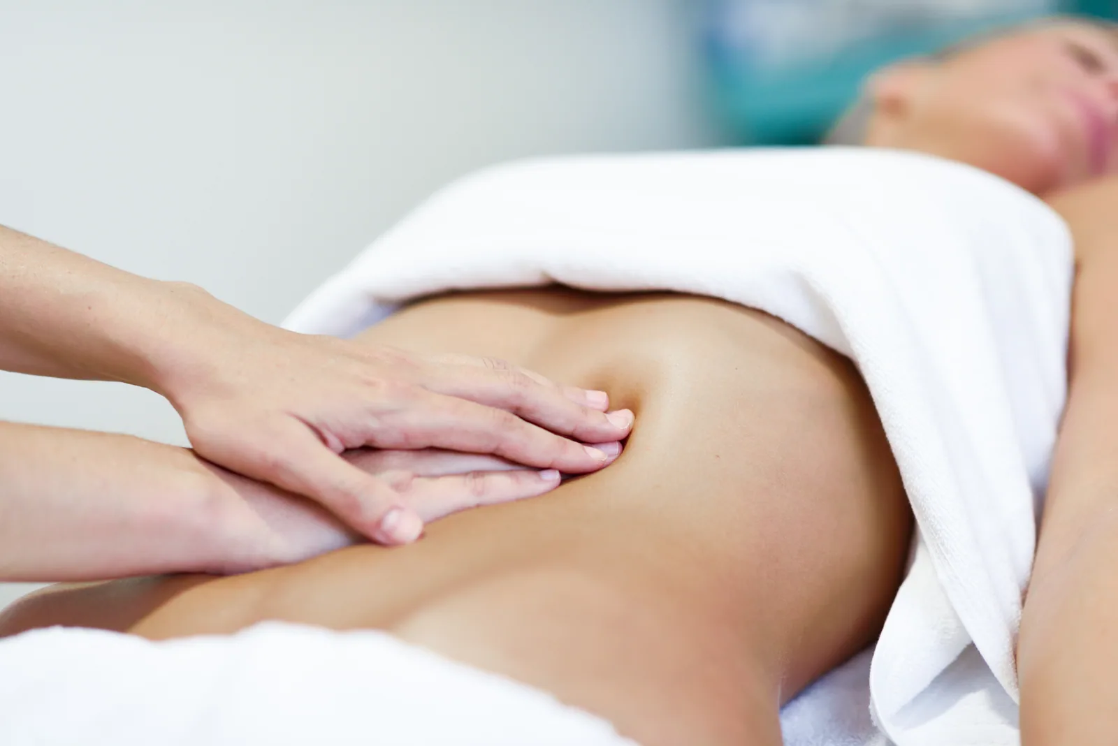 Massagens — tratamento estético na Santa Beleza, Moema